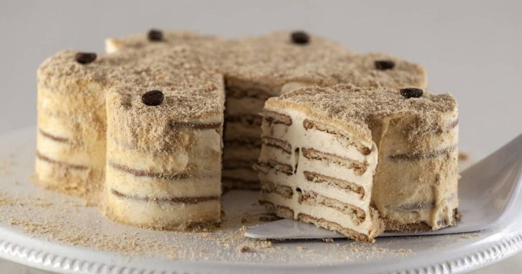 Bolo de Bolacha Maria com café